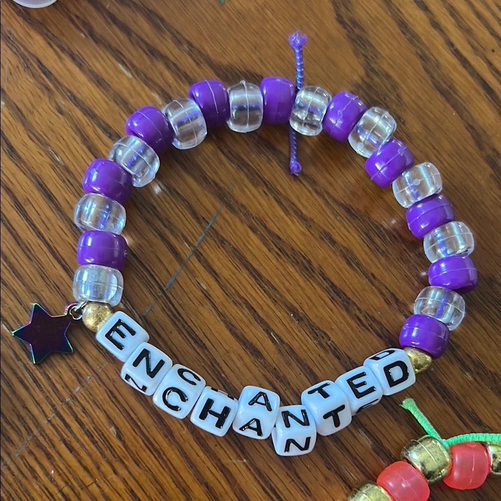 Taylor Swift Beaded Friendship Bracelets Set - Picture 3 of 5